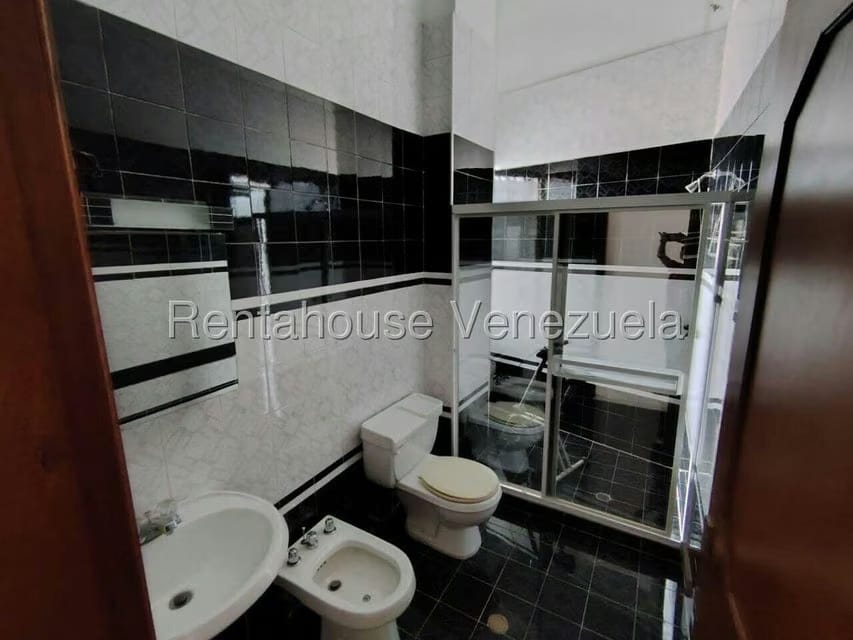 Casa (Multipes Niveles) en Venta en Colinas de Santa Monica, Distrito Metropolitano - 28