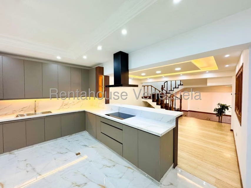 Casa (Duplex) en Venta en Prados del Este, Distrito Metropolitano