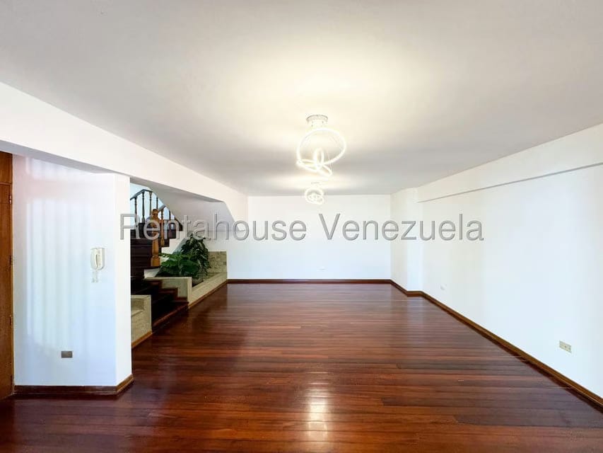 Casa (Duplex) en Venta en Prados del Este, Distrito Metropolitano - 16