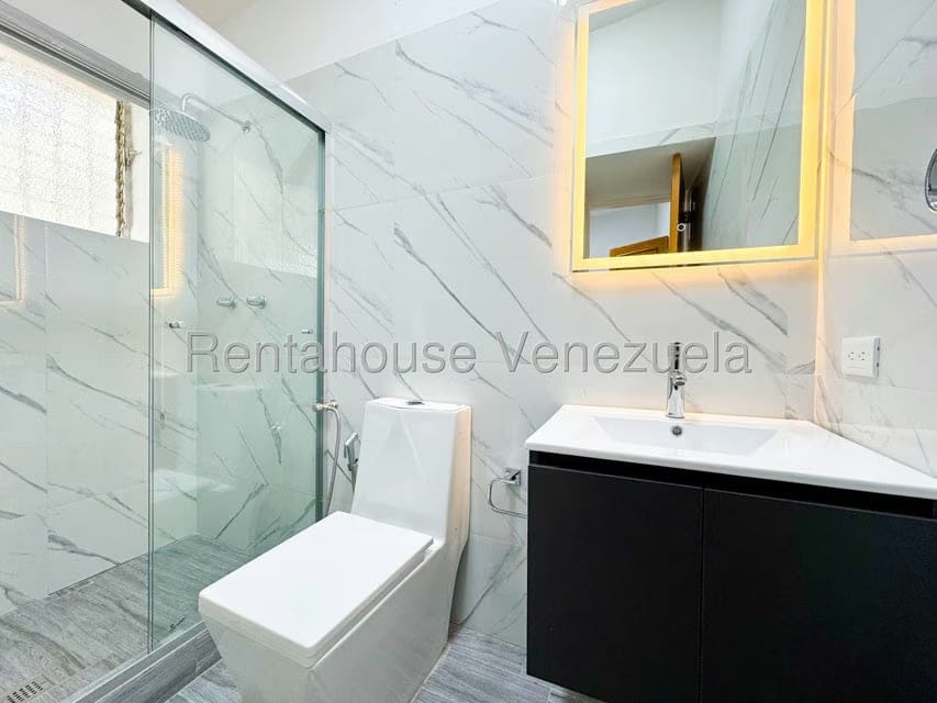 Casa (Duplex) en Venta en Prados del Este, Distrito Metropolitano - 30