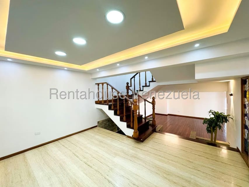 Casa (Duplex) en Venta en Prados del Este, Distrito Metropolitano - 4