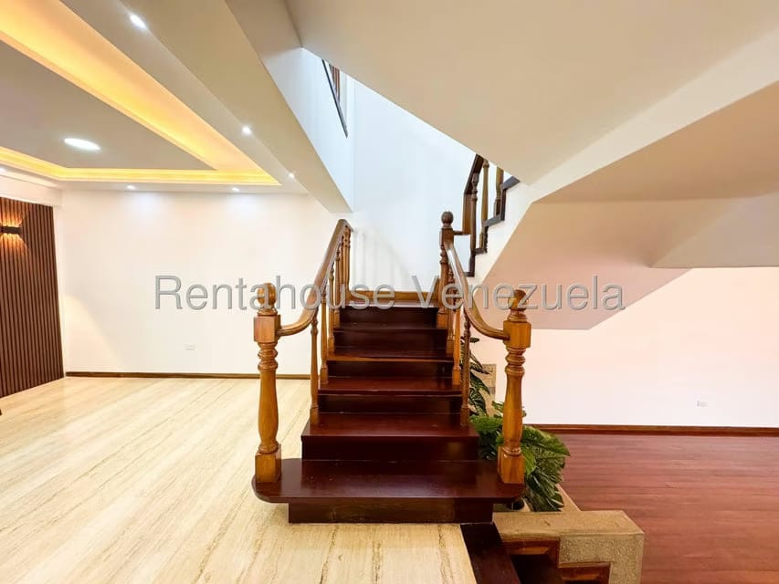 Casa (Duplex) en Venta en Prados del Este, Distrito Metropolitano - 35