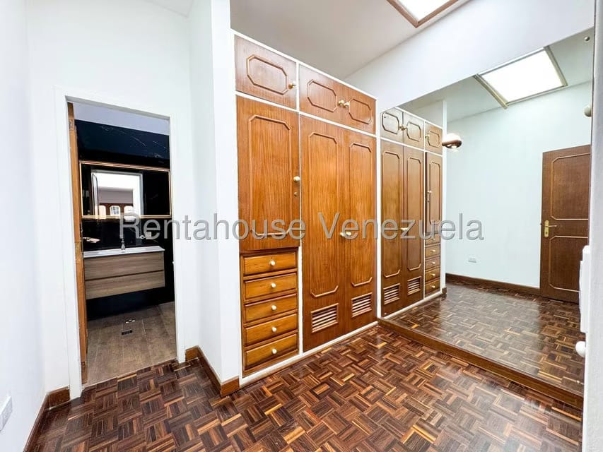 Casa (Duplex) en Venta en Prados del Este, Distrito Metropolitano - 56