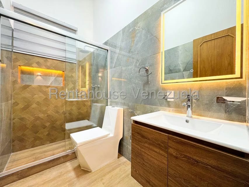 Casa (Duplex) en Venta en Prados del Este, Distrito Metropolitano - 63