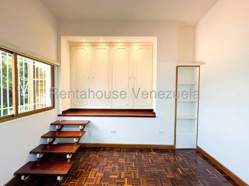 Casa (Duplex) en Venta en Prados del Este, Distrito Metropolitano - 66