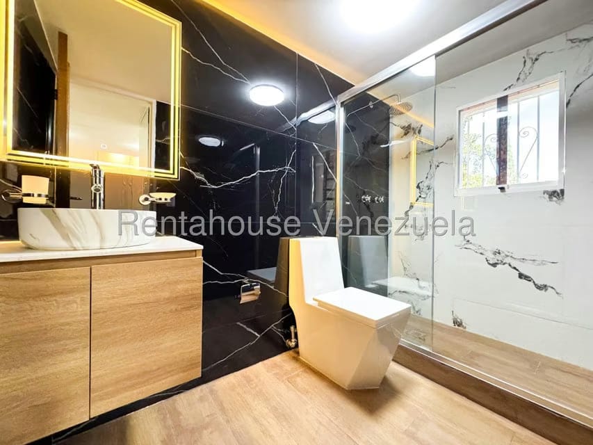 Casa (Duplex) en Venta en Prados del Este, Distrito Metropolitano - 69