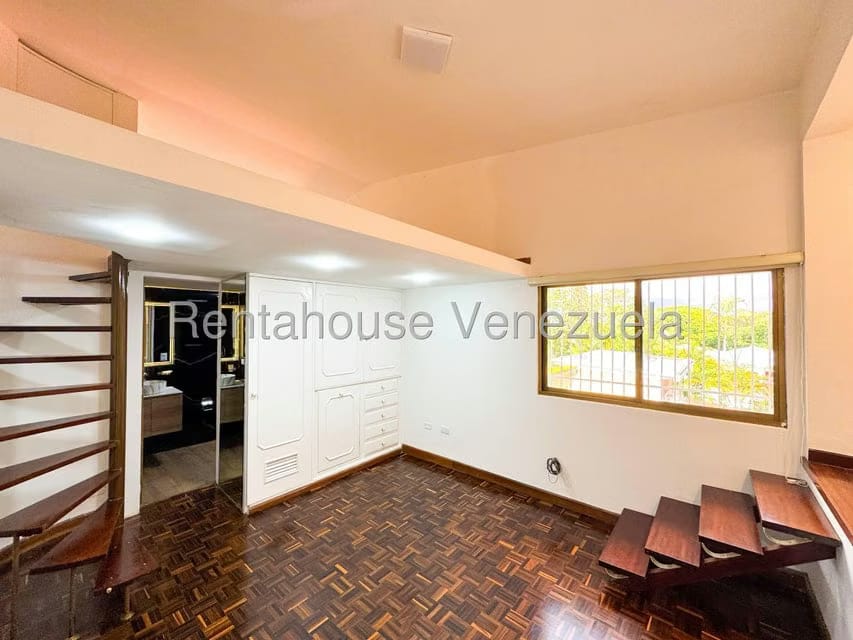 Casa (Duplex) en Venta en Prados del Este, Distrito Metropolitano - 71