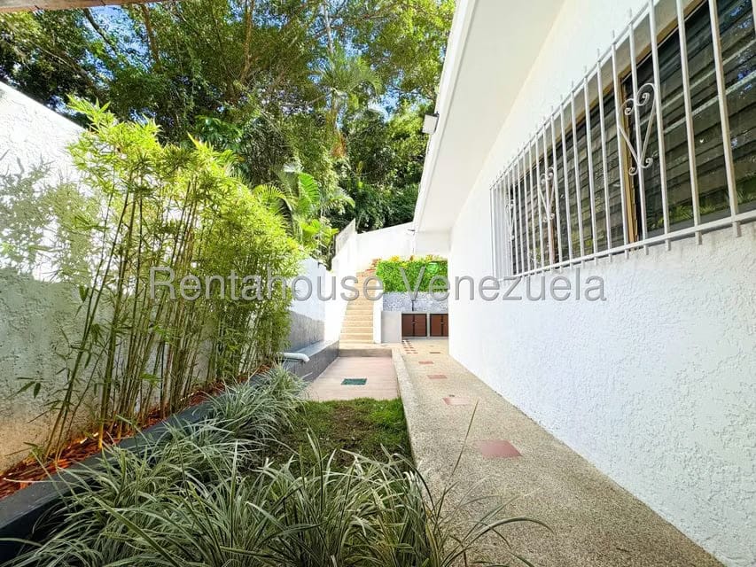 Casa (Duplex) en Venta en Prados del Este, Distrito Metropolitano - 78