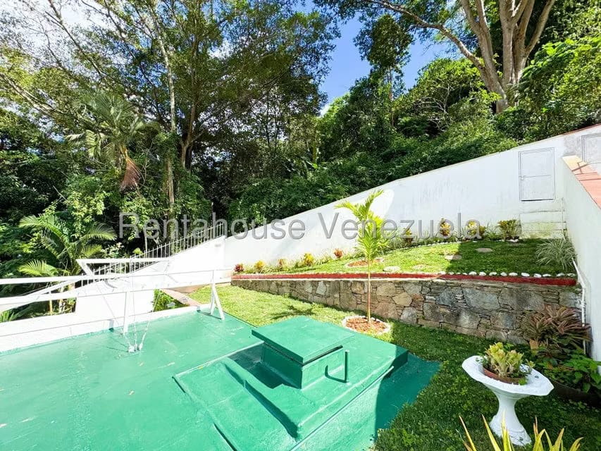 Casa (Duplex) en Venta en Prados del Este, Distrito Metropolitano - 85