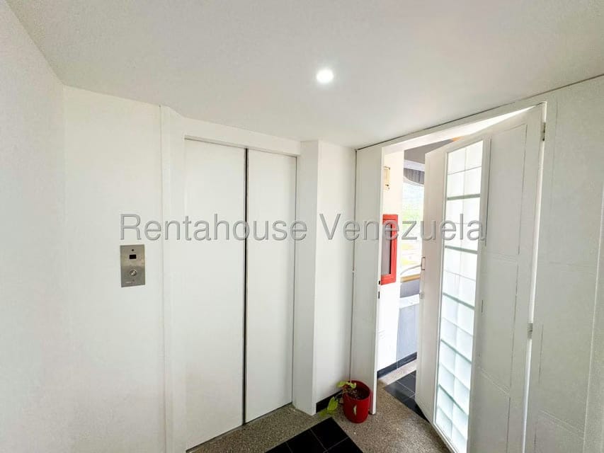 Apartamento (1 Nivel) en Venta en Los Chorros, Distrito Metropolitano - 2