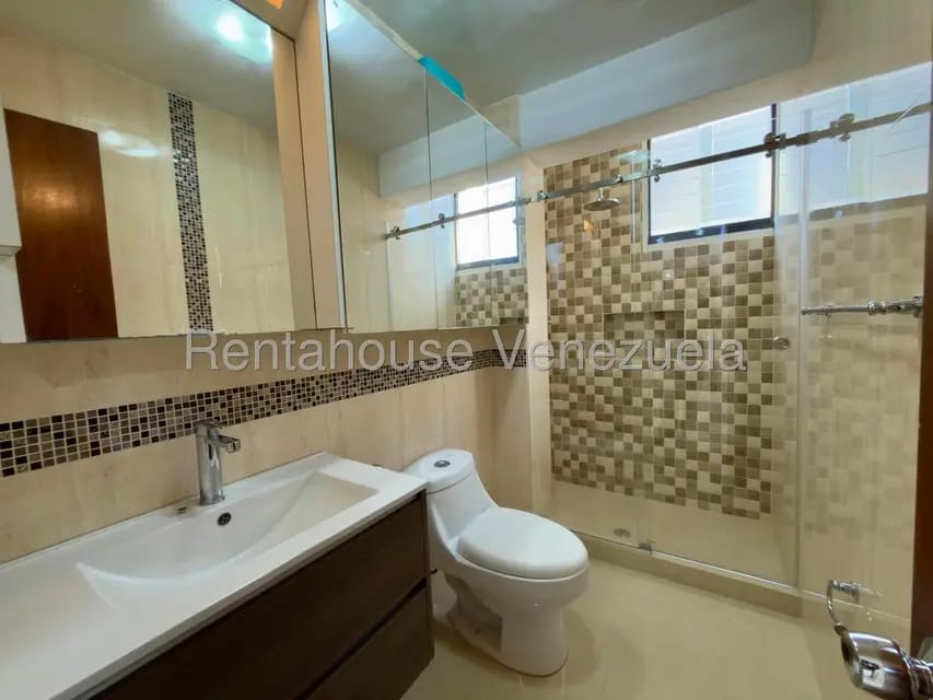 Apartamento (1 Nivel) en Alquiler en La Florida, Distrito Metropolitano - 17