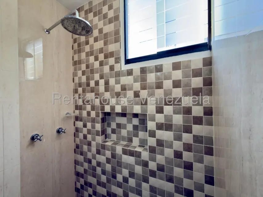 Apartamento (1 Nivel) en Alquiler en La Florida, Distrito Metropolitano - 18