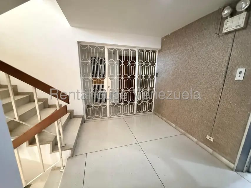 Apartamento (1 Nivel) en Alquiler en La Florida, Distrito Metropolitano - 27