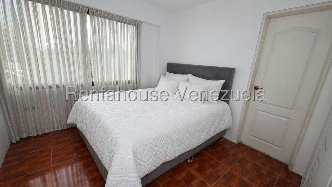 Apartamento (1 Nivel) en Alquiler en Los Dos Caminos, Distrito Metropolitano - 6