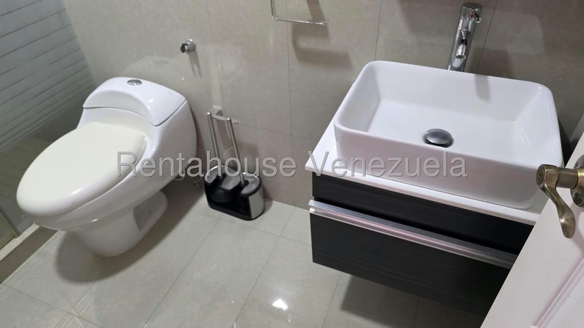 Apartamento (1 Nivel) en Alquiler en Los Dos Caminos, Distrito Metropolitano - 10