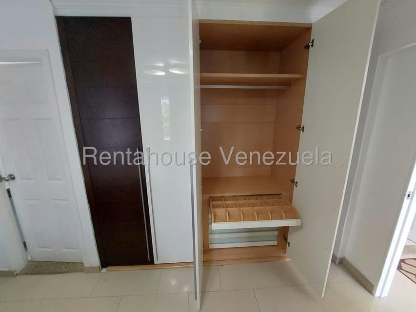 Apartamento (1 Nivel) en Alquiler en Colinas de Bello Monte, Distrito Metropolitano - 22