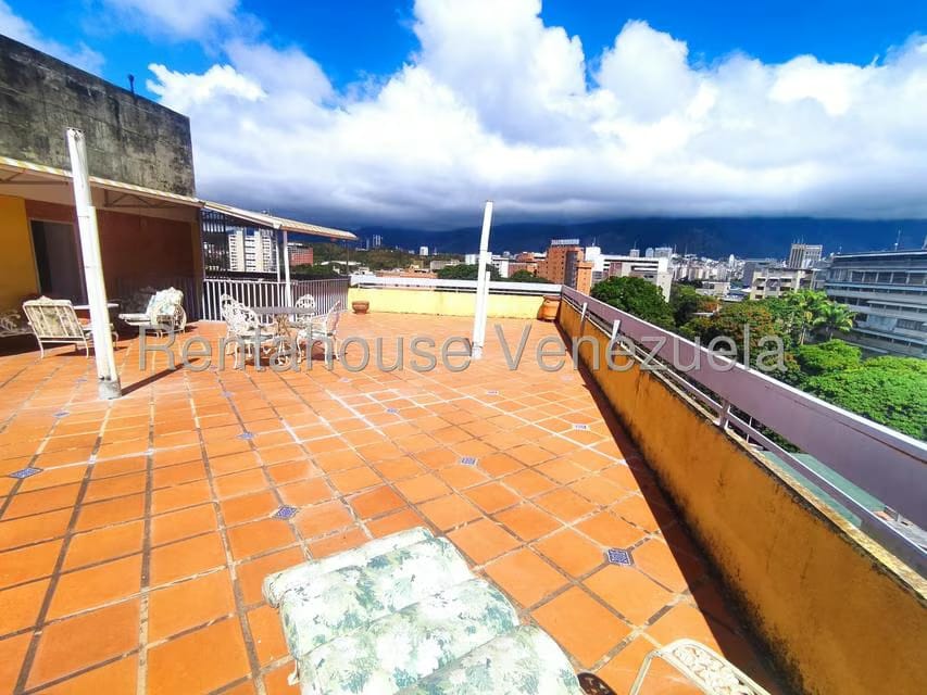 Apartamento (Duplex) en Venta en Los Chaguaramos, Distrito Metropolitano - 27