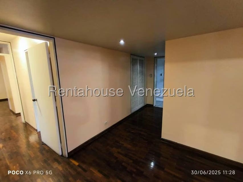 Apartamento (1 Nivel) en Alquiler en Colinas de Quinta Altamira, Distrito Metropolitano - 2