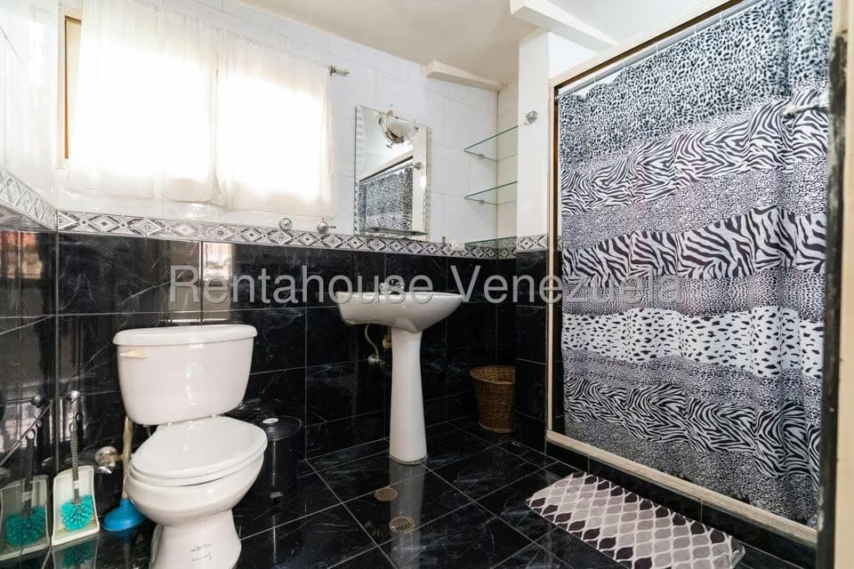 Casa (Multipes Niveles) en Venta en Colinas de Santa Monica, Distrito Metropolitano - 35
