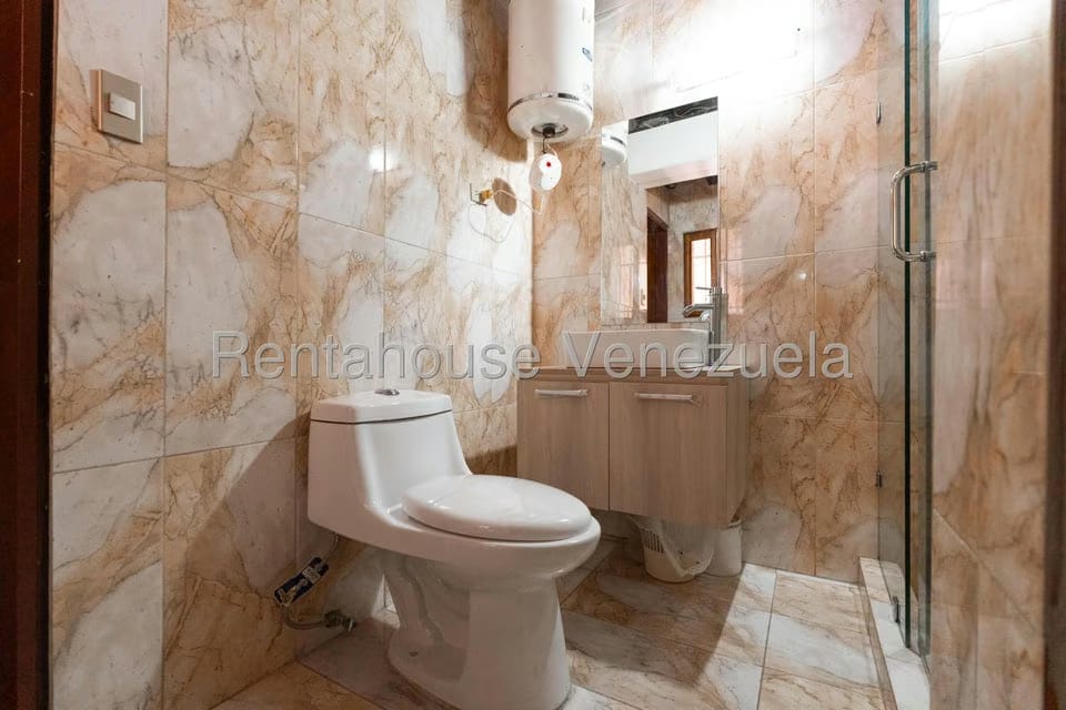 Casa (Multipes Niveles) en Venta en Colinas de Santa Monica, Distrito Metropolitano - 40