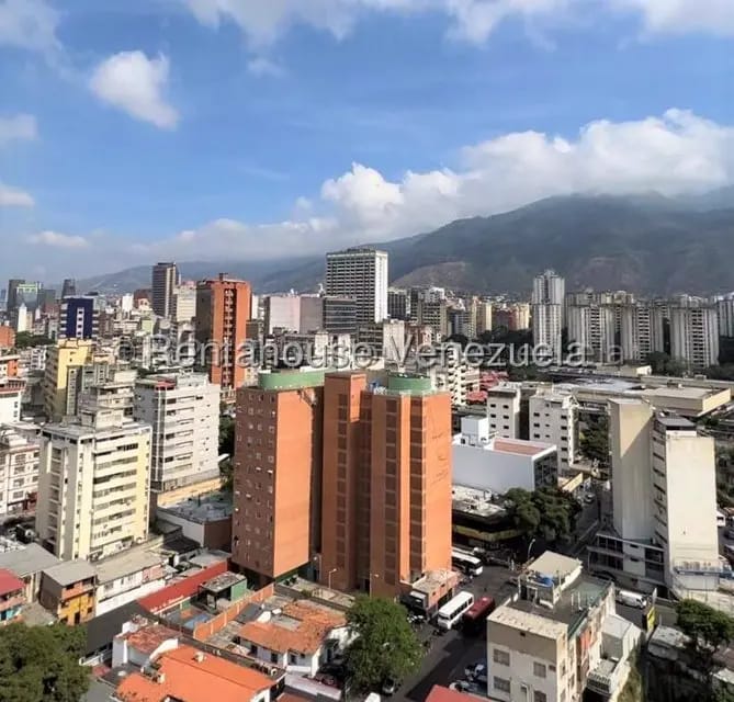 Apartamento (1 Nivel) en Alquiler en El Rosal, Distrito Metropolitano - 2