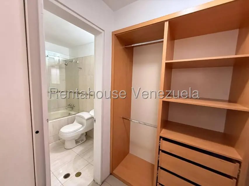 Apartamento (1 Nivel) en Alquiler en El Rosal, Distrito Metropolitano - 13