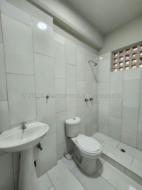 Comercial (Local Comercial) en Alquiler en La Trinidad, Distrito Metropolitano - 12