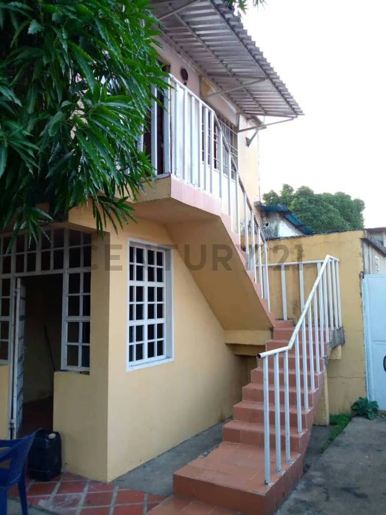 Casa de dos niveles, en pleno Centro de Anaco. - 2