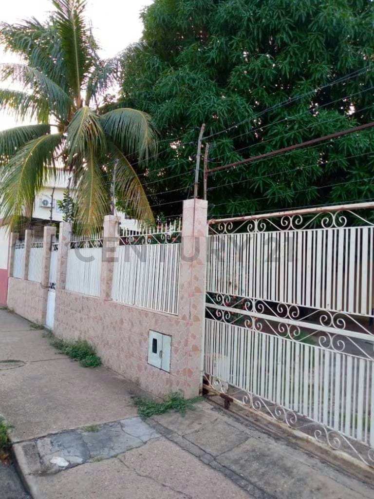 Casa de dos niveles, en pleno Centro de Anaco. - 3