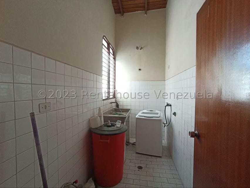 Comercial (Edificio) en Venta en Parroquia Juan de Villegas, Lara - 6