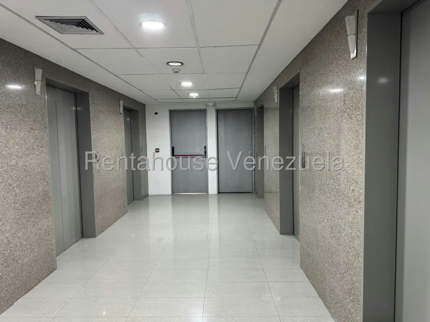 Comercial (Oficina) en Venta en Los Dos Caminos, Distrito Metropolitano - 2