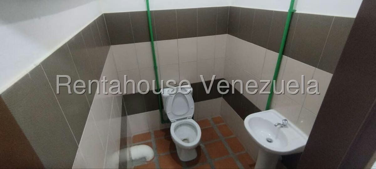 Comercial (Edificio) en Alquiler en Petare, Distrito Metropolitano - 16