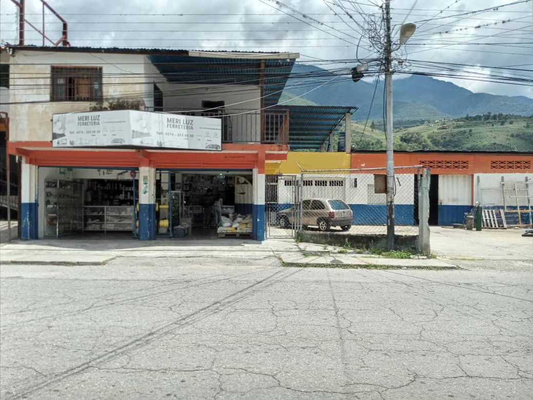 CASA EN LOS LLANITOS DE TABAY CON 3 LOCALES