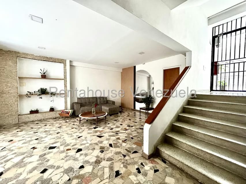 Apartamento (1 Nivel) en Alquiler en Los Palos Grandes, Distrito Metropolitano - 2