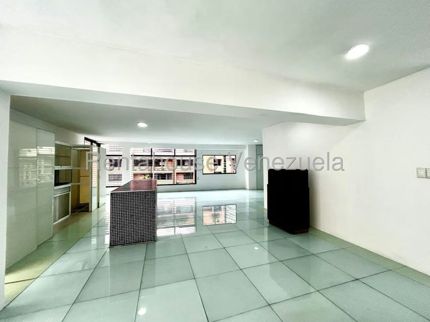Apartamento (1 Nivel) en Alquiler en Los Palos Grandes, Distrito Metropolitano - 12