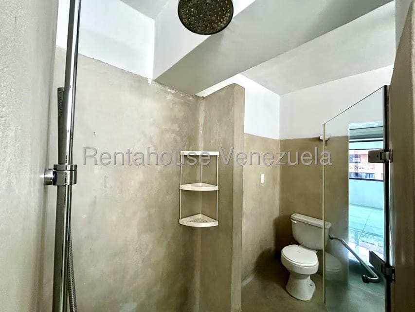 Apartamento (1 Nivel) en Alquiler en Los Palos Grandes, Distrito Metropolitano - 15