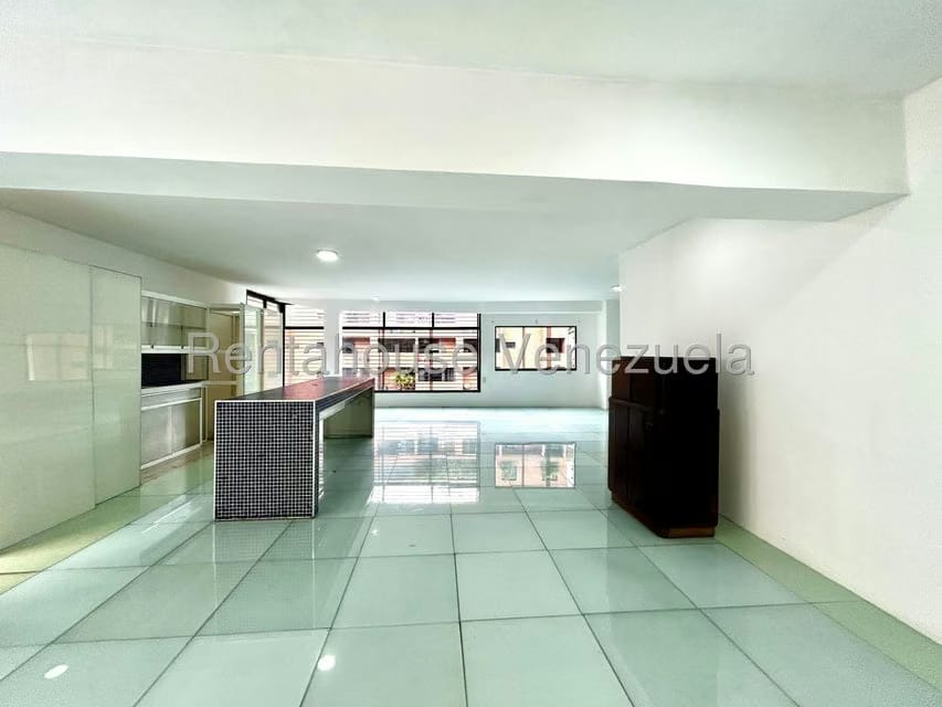 Apartamento (1 Nivel) en Alquiler en Los Palos Grandes, Distrito Metropolitano - 10
