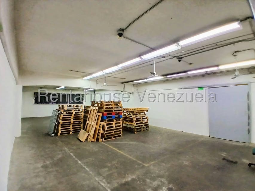 Comercial (Galpon - Deposito) en Alquiler en Los Cortijos de Lourdes, Distrito Metropolitano - 2