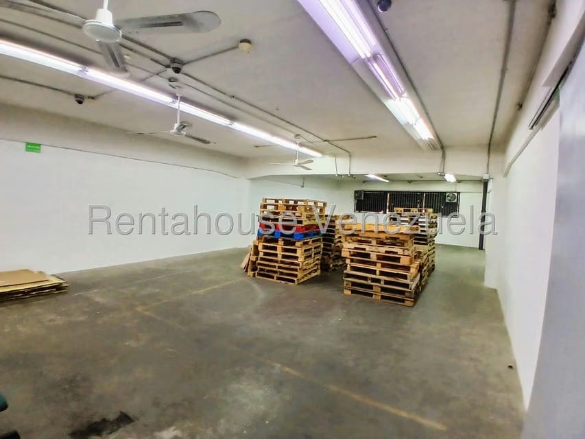 Comercial (Galpon - Deposito) en Alquiler en Los Cortijos de Lourdes, Distrito Metropolitano - 3