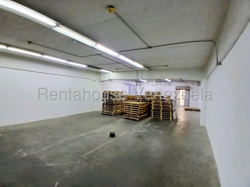 Comercial (Galpon - Deposito) en Alquiler en Los Cortijos de Lourdes, Distrito Metropolitano - 4