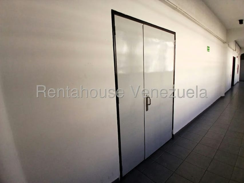 Comercial (Galpon - Deposito) en Alquiler en Los Cortijos de Lourdes, Distrito Metropolitano - 9