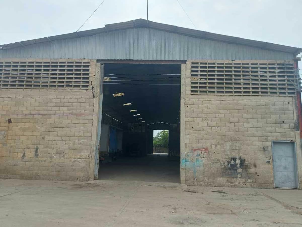 Se ofrece en arrendamiento galpón
