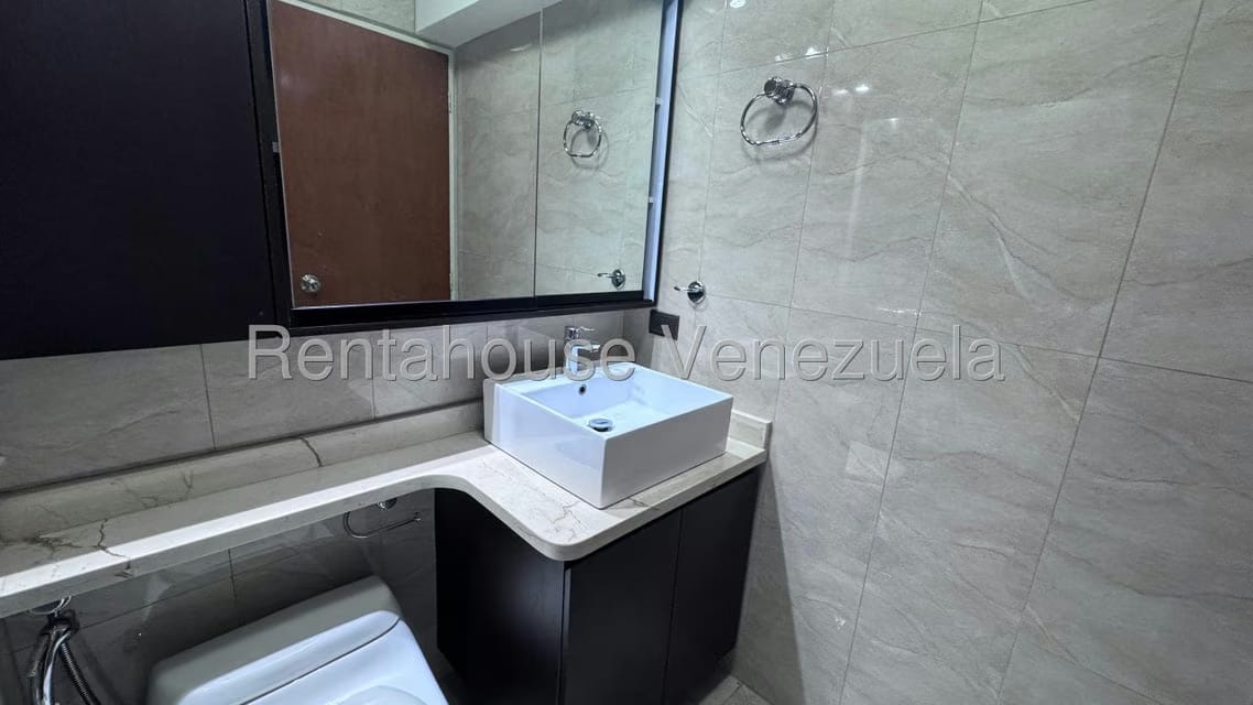 Apartamento (1 Nivel) en Alquiler en Campo Alegre, Distrito Metropolitano - 35