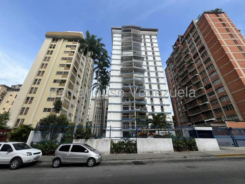 Apartamento (1 Nivel) en Alquiler en Los Palos Grandes, Distrito Metropolitano - 2