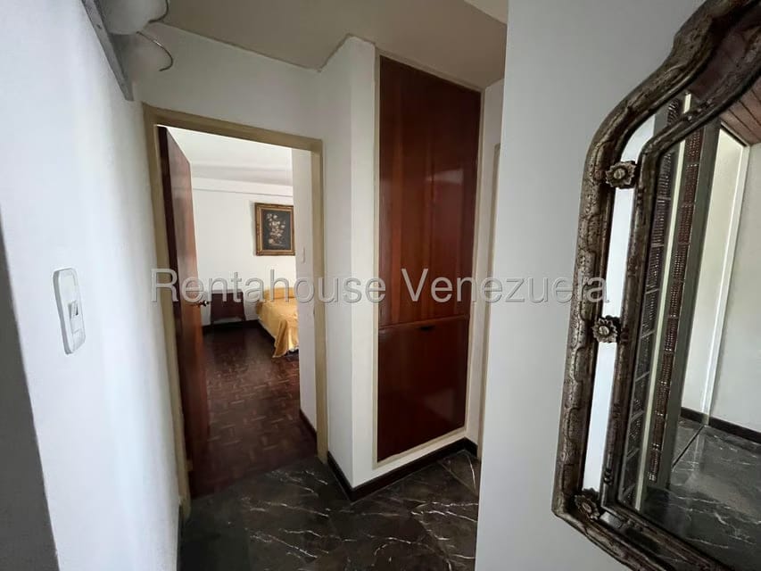 Apartamento (1 Nivel) en Alquiler en Los Palos Grandes, Distrito Metropolitano - 23
