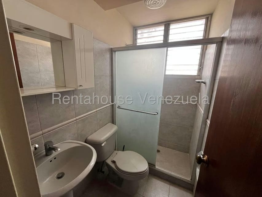 Apartamento (1 Nivel) en Alquiler en Los Palos Grandes, Distrito Metropolitano - 30
