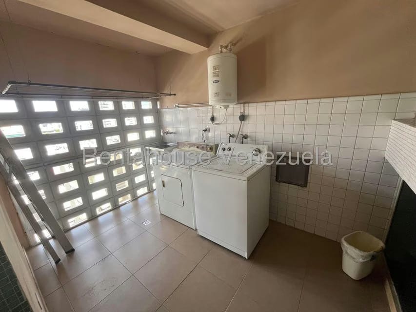 Apartamento (1 Nivel) en Alquiler en Los Palos Grandes, Distrito Metropolitano - 32