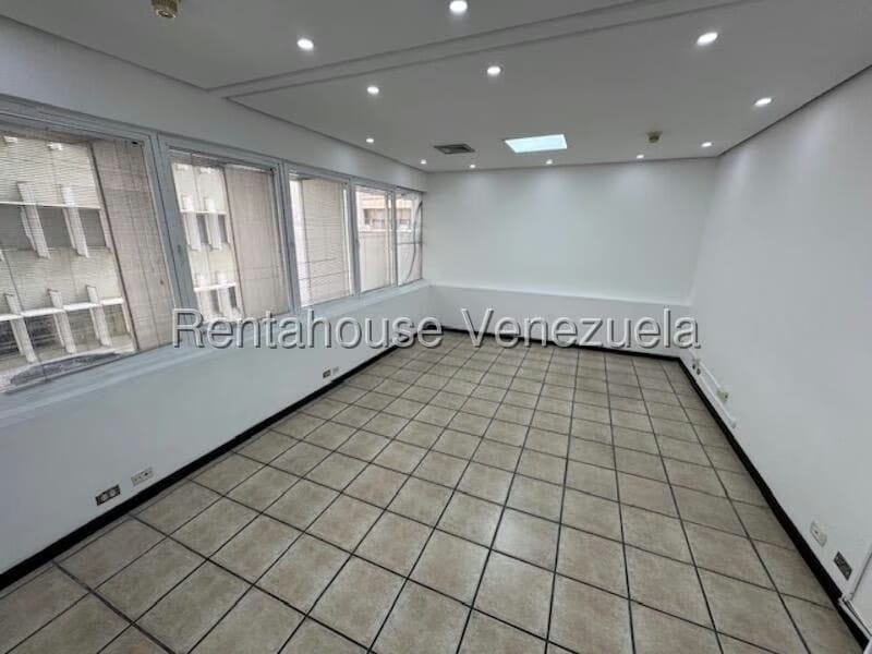 Comercial (Oficina) en Alquiler en Los Palos Grandes, Distrito Metropolitano - 13