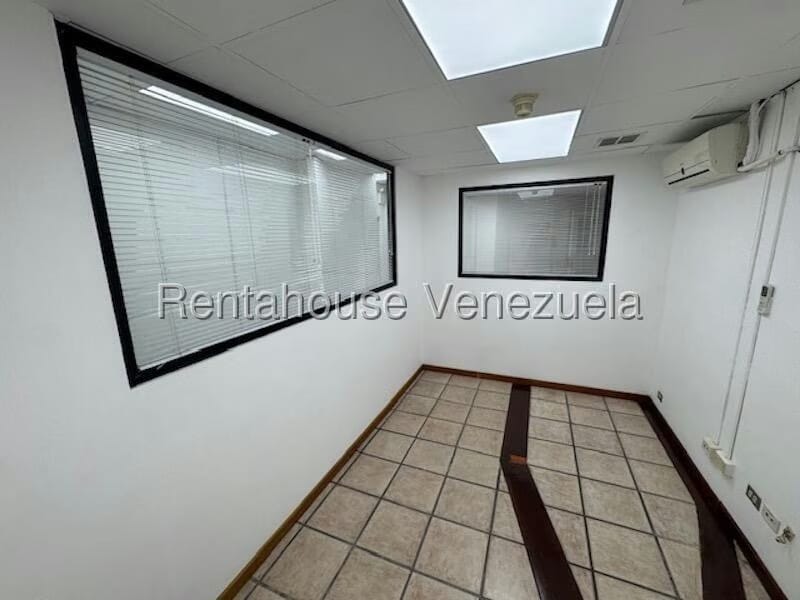 Comercial (Oficina) en Alquiler en Los Palos Grandes, Distrito Metropolitano - 17
