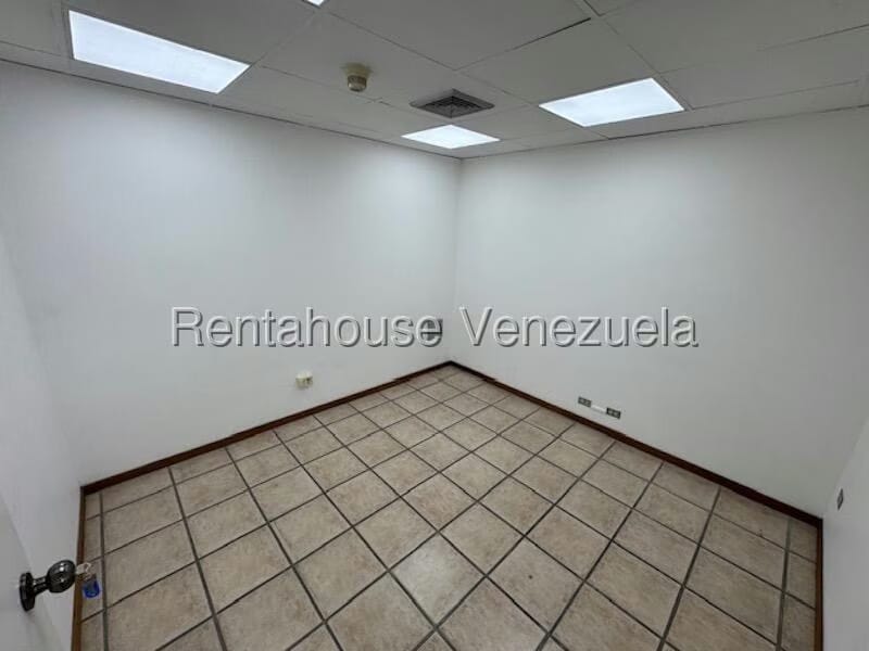 Comercial (Oficina) en Alquiler en Los Palos Grandes, Distrito Metropolitano - 23